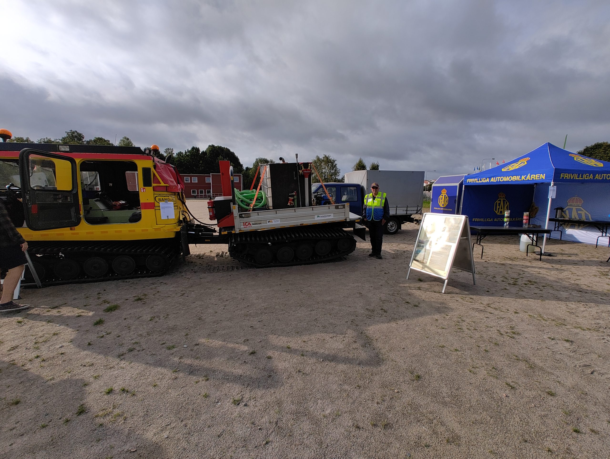 Flakbandvagn med vattentank.