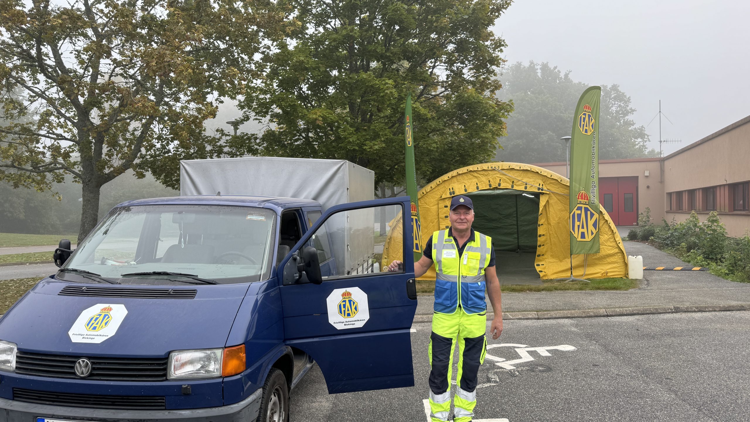 Pickup och gult sjukvårdstält
