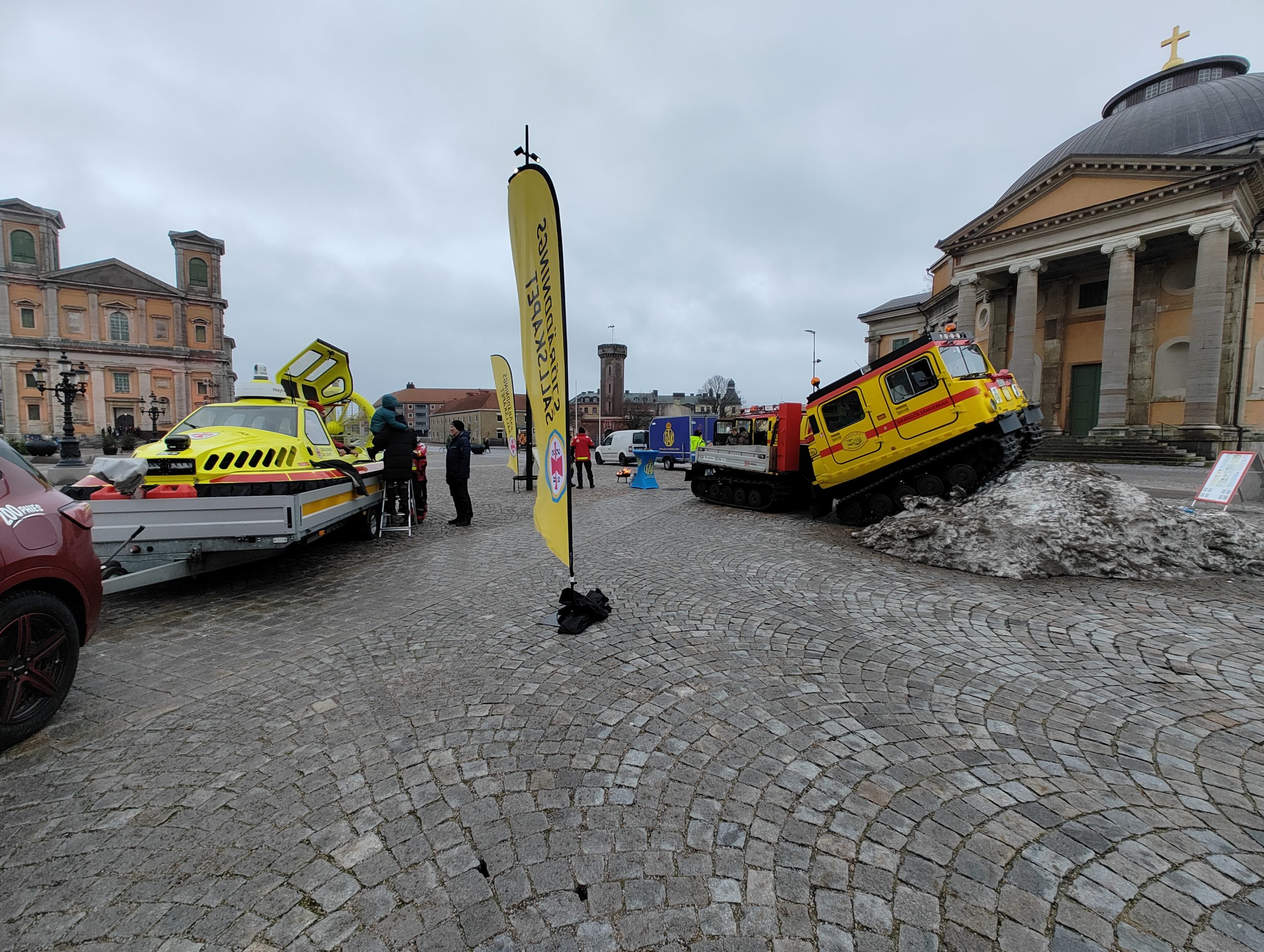 Sjöräddningens svävare tillsammans med FAK's bandvagn.