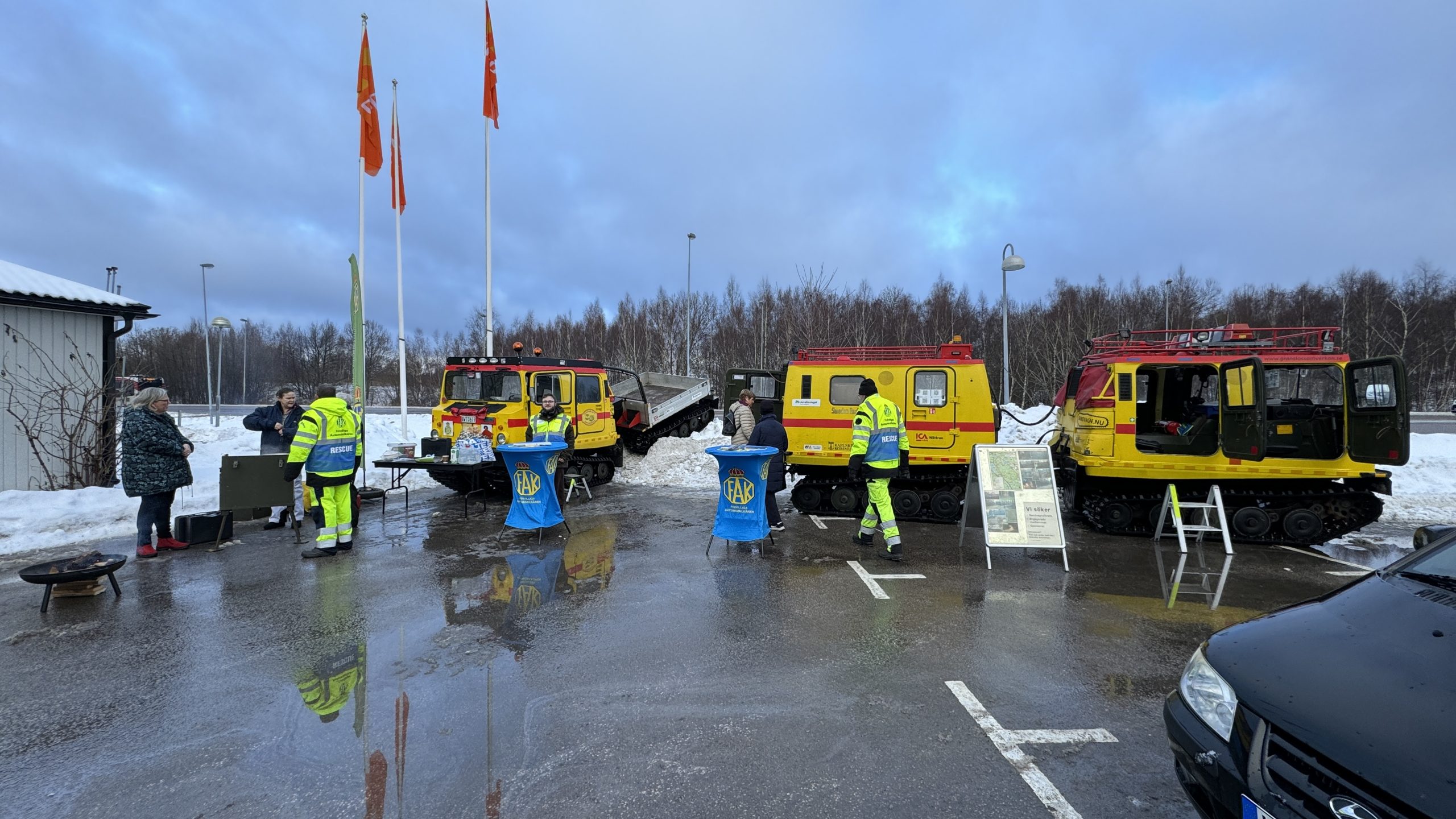 Gula bandvagnar på en vintrig parkering