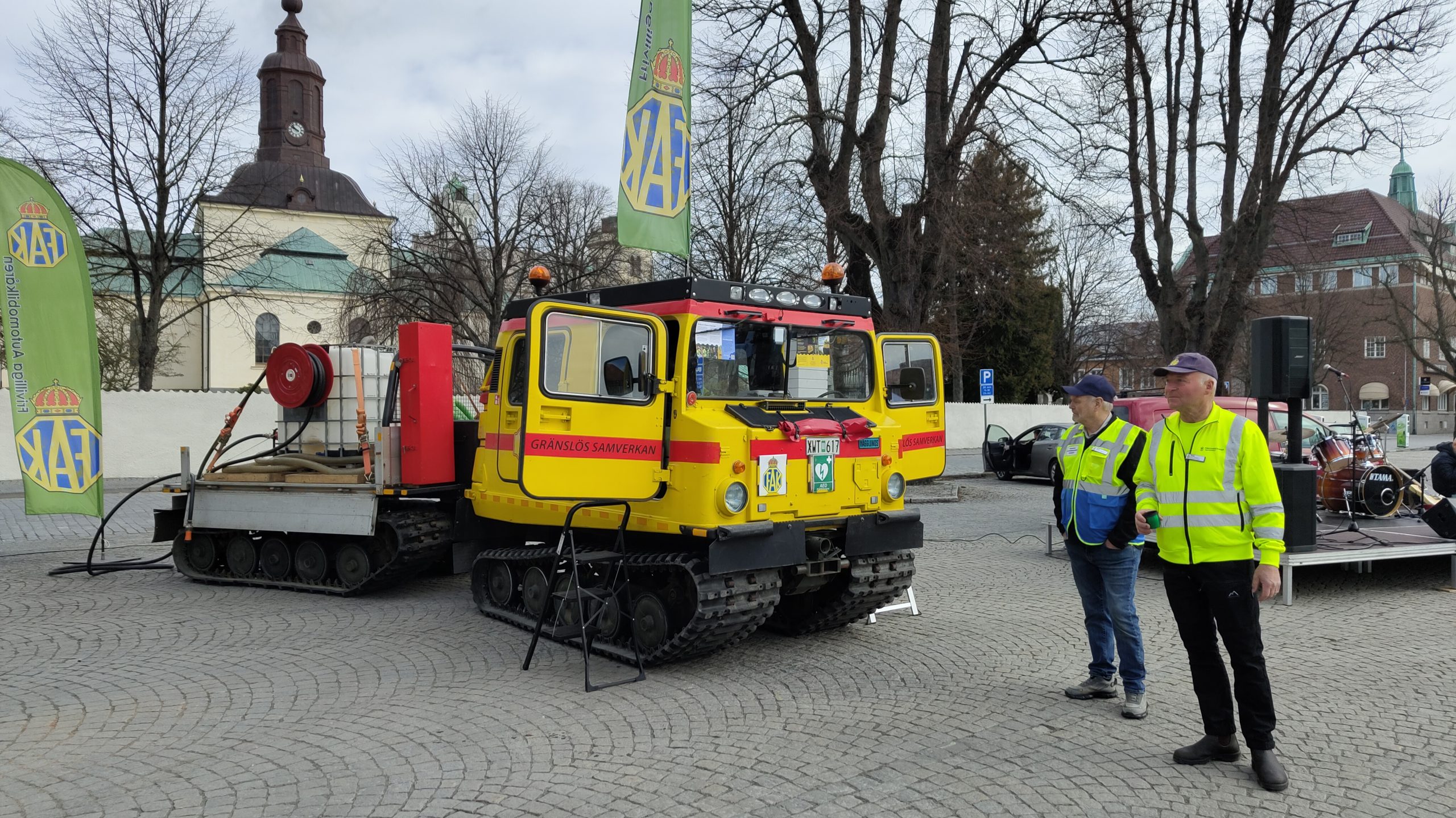 FAKs bandvagn uppställd på Karlshamns torg. Göran och Bengt väntar på första besökarna.