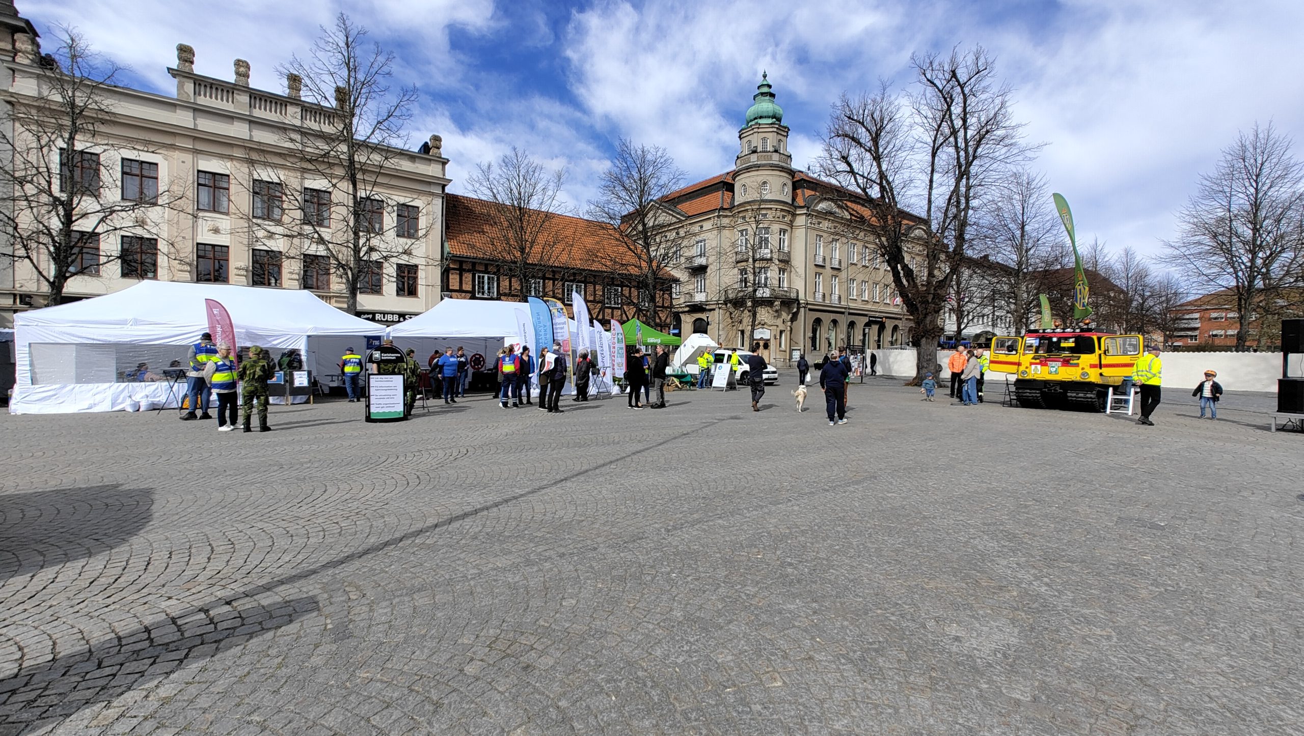 FAK tillsammans med övriga frivilligorganisationer på Karlshamns torg.
