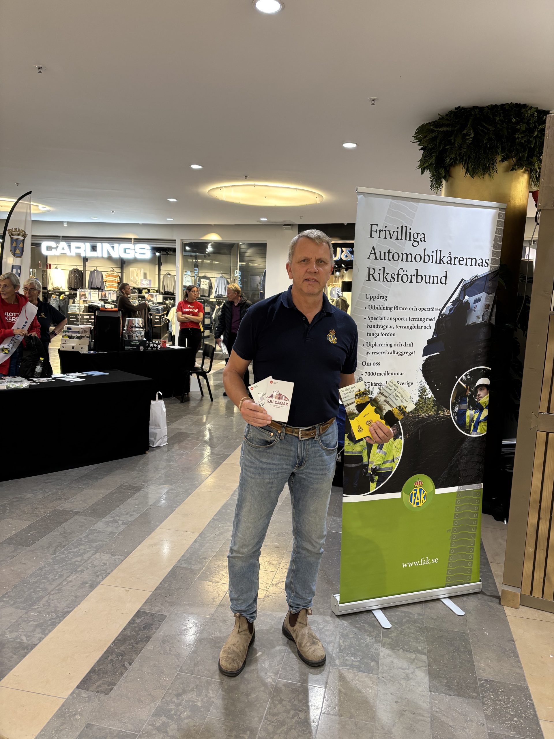 Richard var i Gallerian Varberg och delade ut folders om krisberedskap och FAK