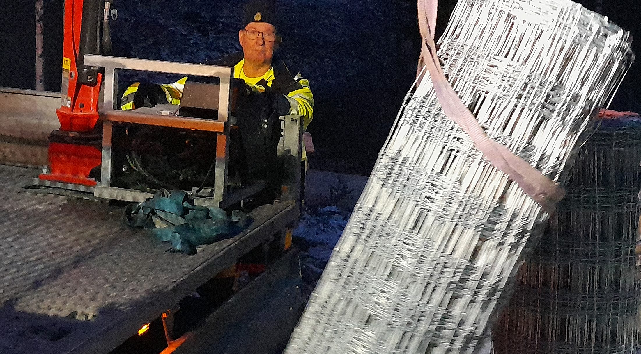 Hasse Bergstedt FAK Skaraborg fd FAK Norra Älvsborg lastar av stängselnät