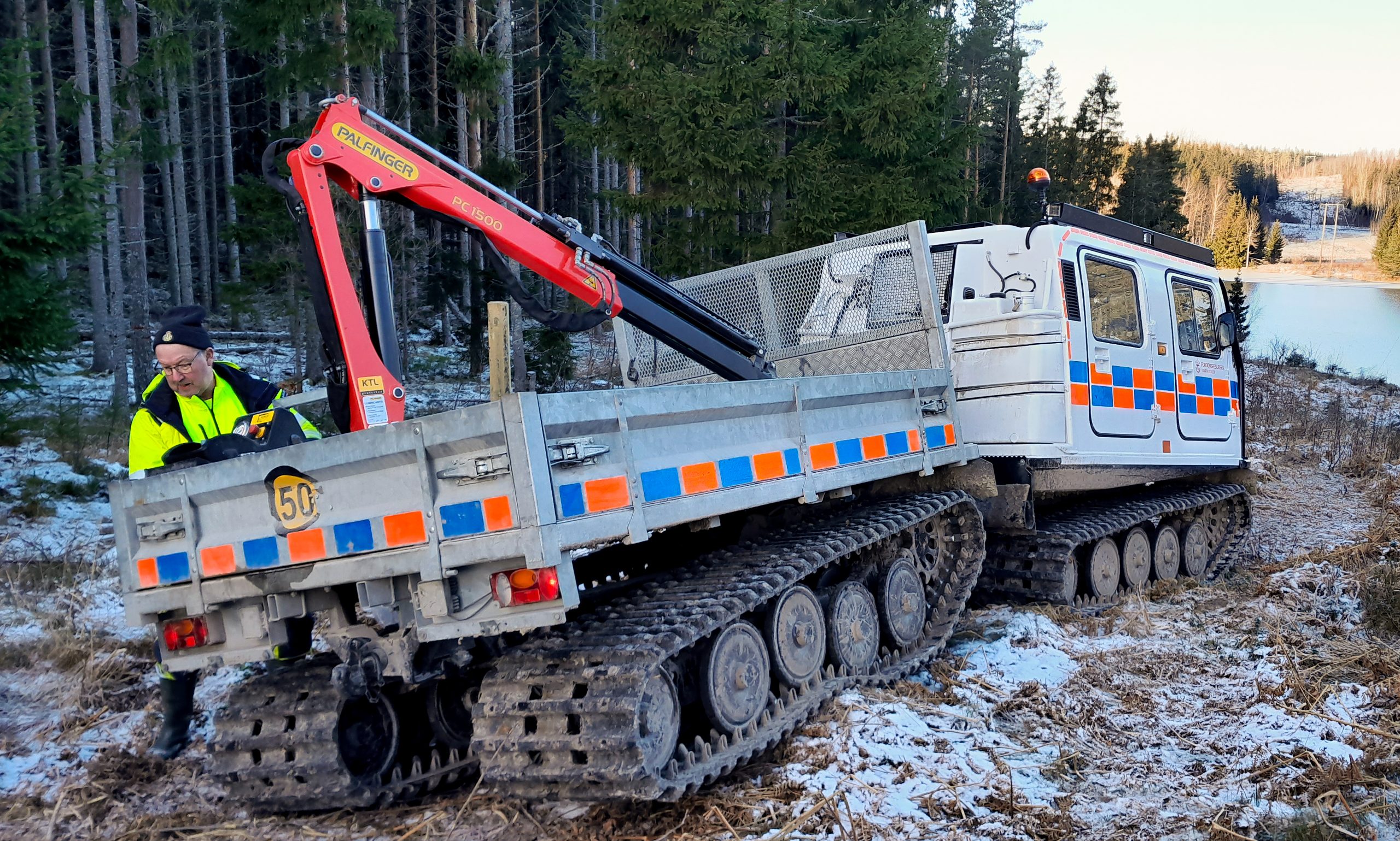 Bandvagn med avlastat stängselnät i kraftledningsgata