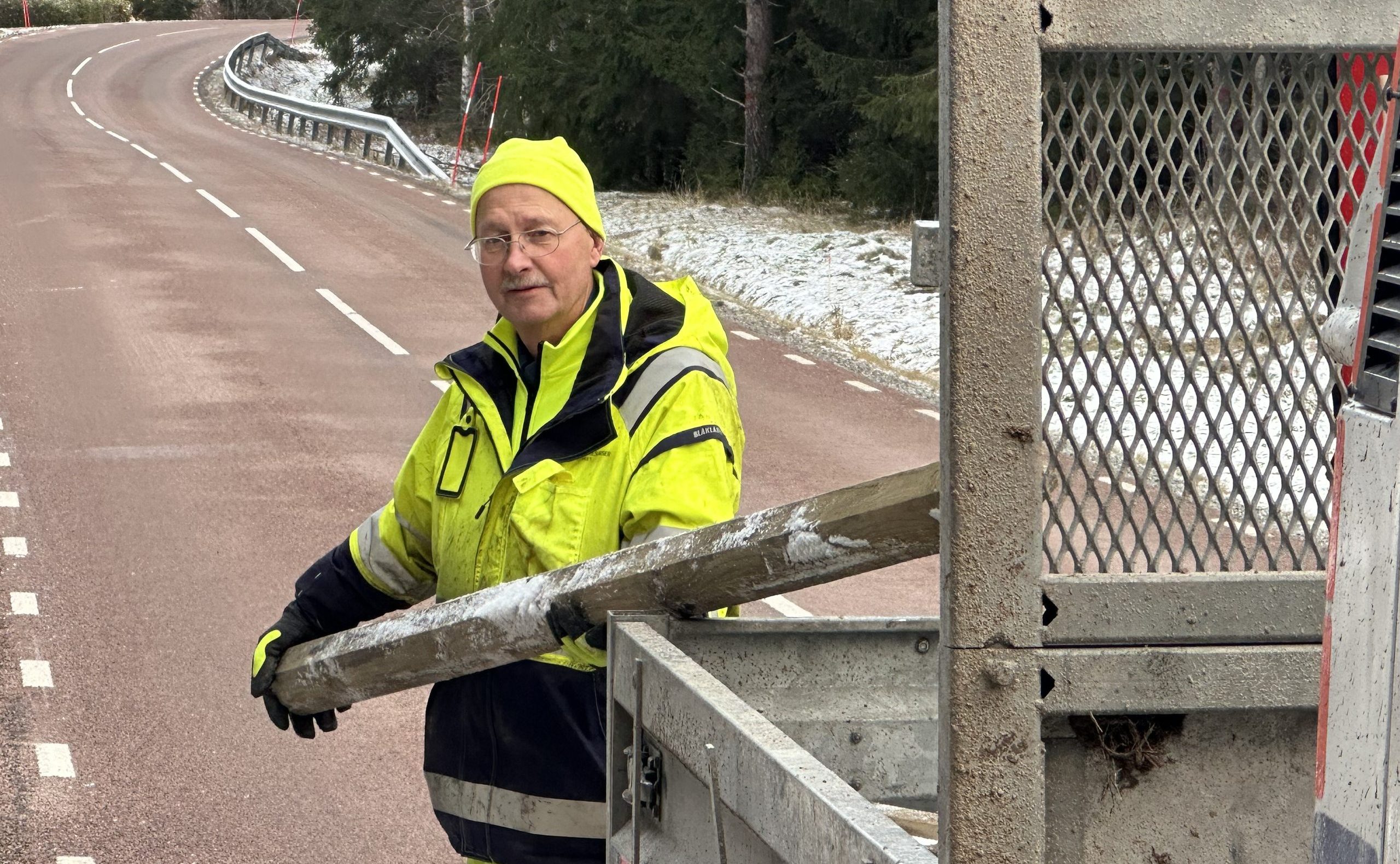 Bo Dahlström FAK Borås lastar av stolpar